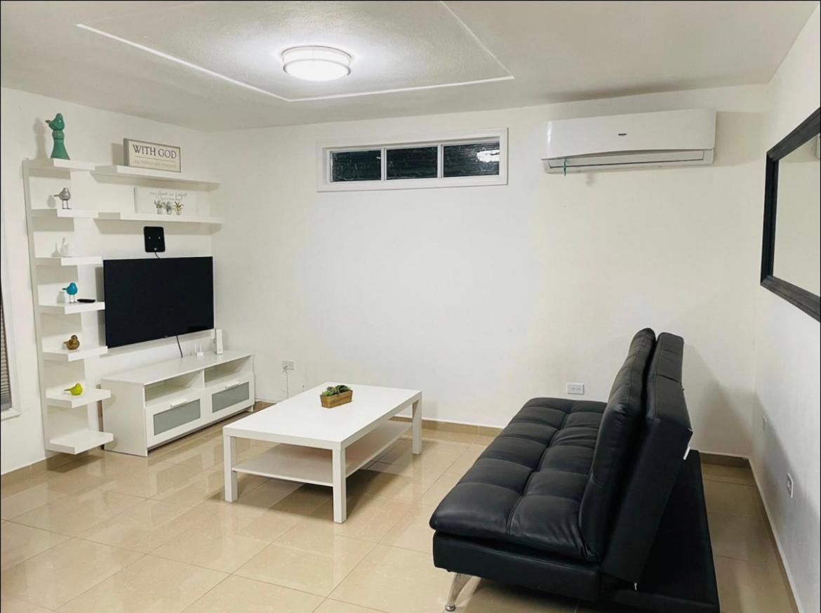 Hollywood Apartments Ябукоа Екстериор снимка