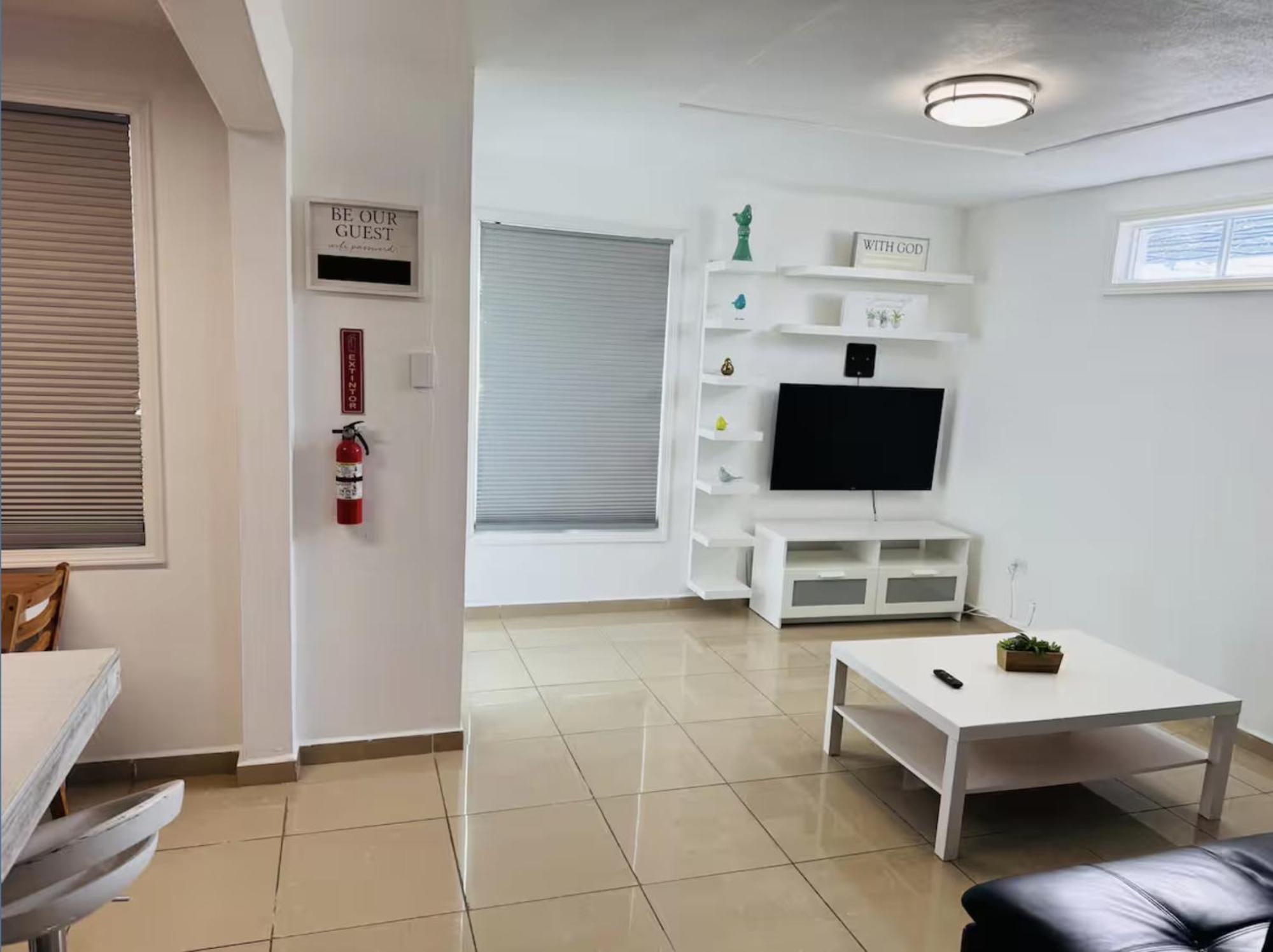 Hollywood Apartments Ябукоа Екстериор снимка